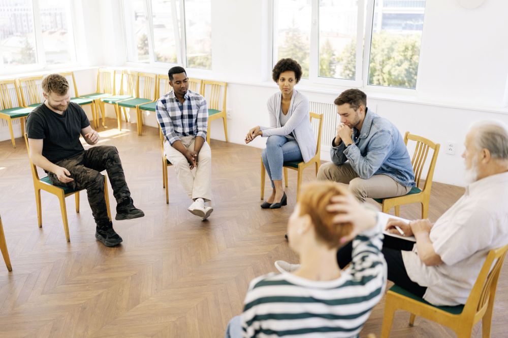 Menschen im Stuhlkreis