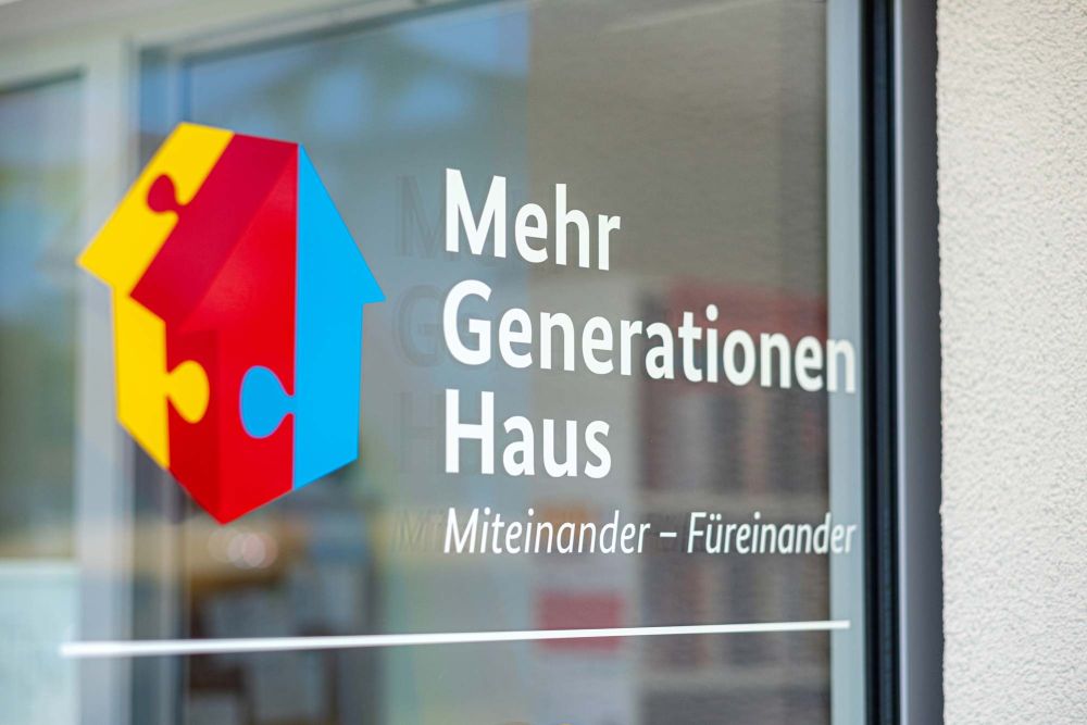 Logo MGH auf Glastür