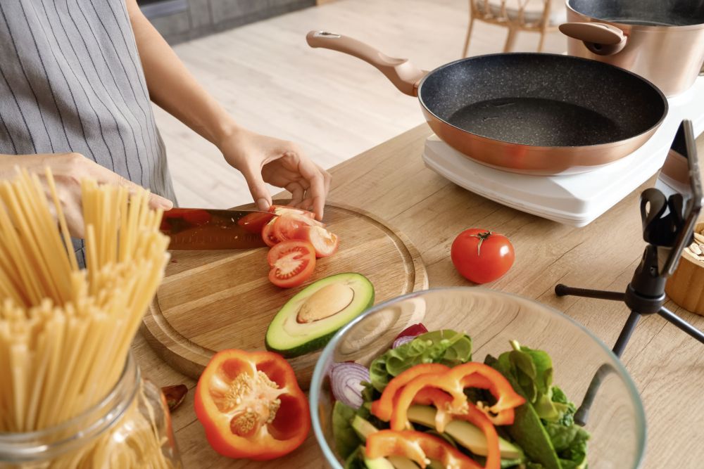 Gemüse wird geschnitten