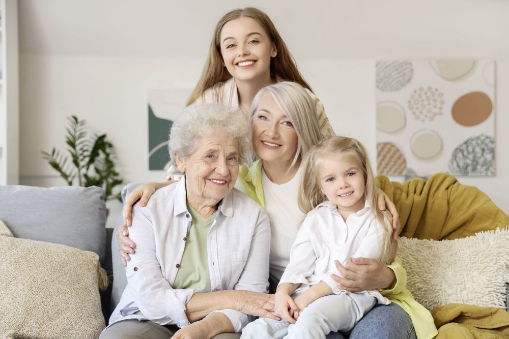 Vier Generationen Frauen auf einem Sofa