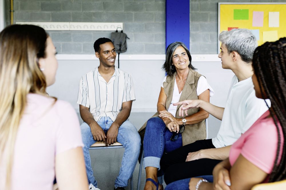 Mehrere Personen in einem Stuhlkreis