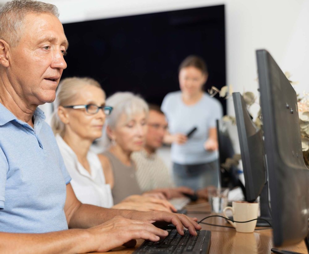 Ältere Menschen am PC