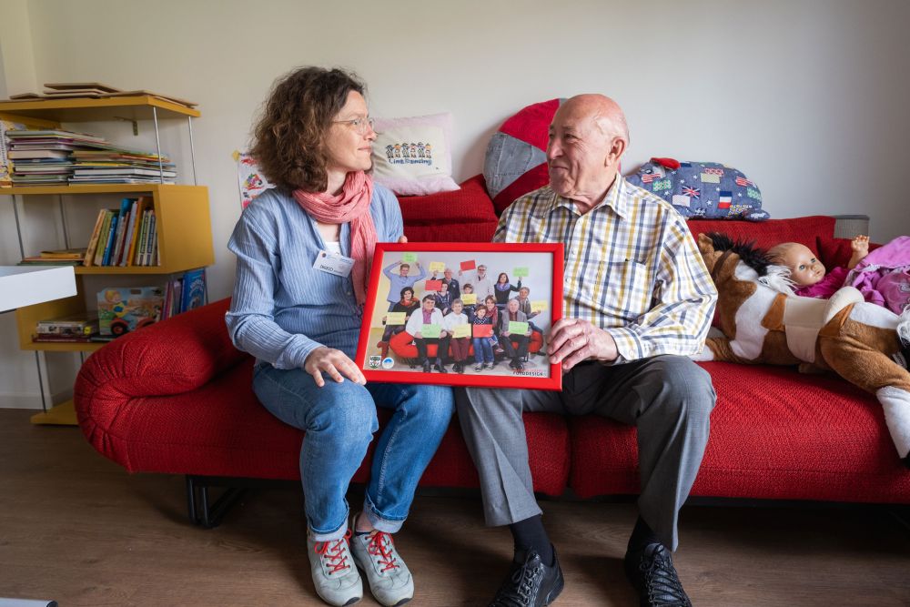 Menschen auf dem Sofa mit einem Bild in der Hand