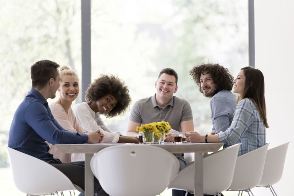 Menschen verschiedener Herkunft an einem Tisch