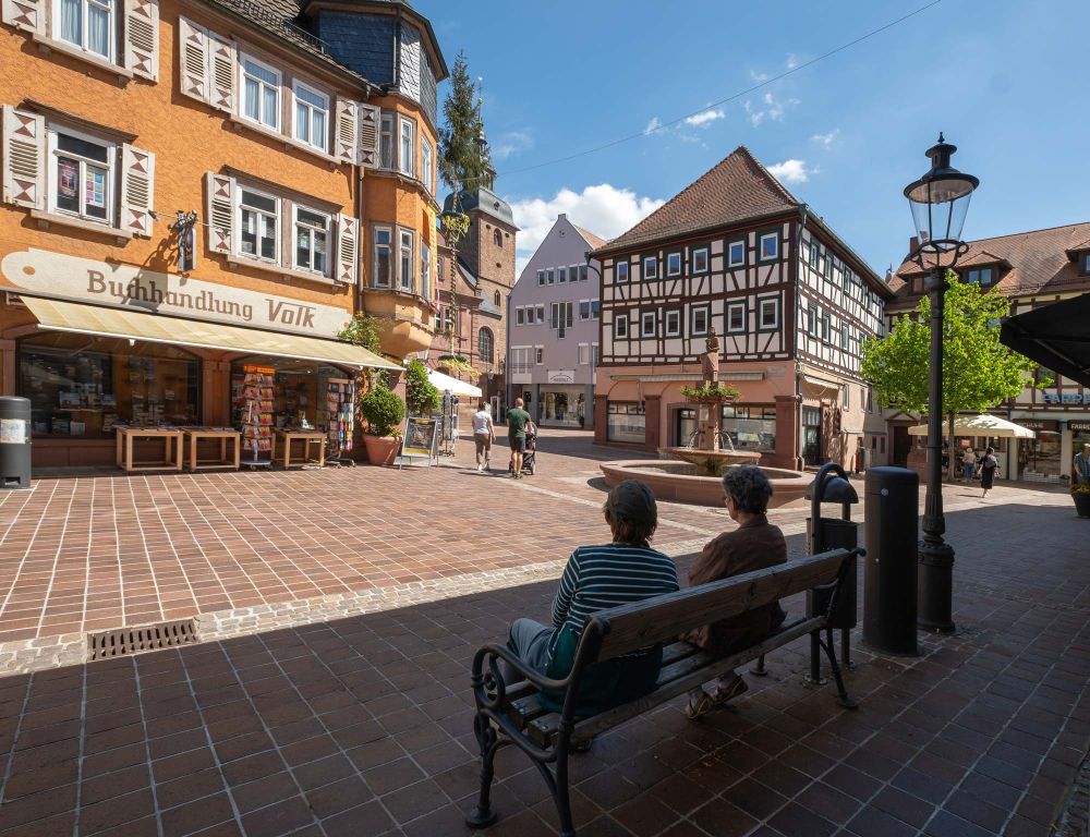 Buchener Innenstadt, Seniorinnen auf einer Bank